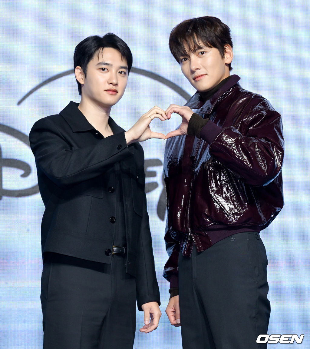 디즈니+ 오리지널 시리즈 ‘조각도시’ 제작발표회가 서울 영등포구 여의도 콘래드 서울에서 열렸다.<br /><br />‘조각도시’는 평범한 삶을 살던 태중(지창욱)이 어느 날 억울하게 흉악한 범죄에 휘말려 감옥에 가게 되고, 모든 것은 요한(도경수)에 의해 계획되었다는 것을 알게 되면서 그를 향한 복수를 실행하는 액션 드라마를 그린 작품이다. 이날 현장에는 지창욱, 도경수, 김종수, 조윤수 그리고 이광수가 참석했다.<br /><br />배우 도경수, 지창욱이 포즈를 취하고 있다. 2025.11.03 /cej@osen.co.kr