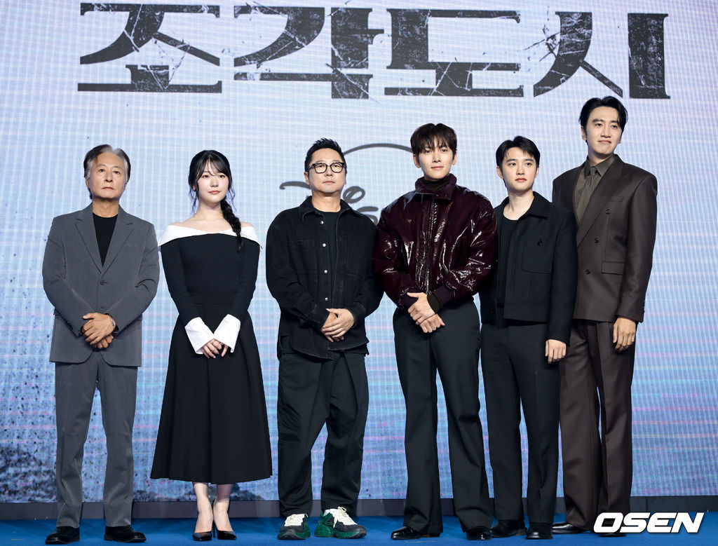 디즈니+ 오리지널 시리즈 ‘조각도시’ 제작발표회가 서울 영등포구 여의도 콘래드 서울에서 열렸다.<br /><br />‘조각도시’는 평범한 삶을 살던 태중(지창욱)이 어느 날 억울하게 흉악한 범죄에 휘말려 감옥에 가게 되고, 모든 것은 요한(도경수)에 의해 계획되었다는 것을 알게 되면서 그를 향한 복수를 실행하는 액션 드라마를 그린 작품이다. 이날 현장에는 지창욱, 도경수, 김종수, 조윤수 그리고 이광수가 참석했다.<br /><br />배우 김종수, 조윤수, 빅산우 감독, 지창욱 도경수, 이광수가 포즈를 취하고 있다. 2025.11.03 /cej@osen.co.kr