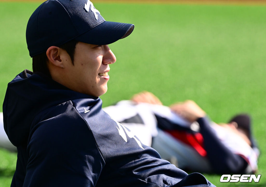 류지현 감독이 이끄는 야구대표팀이 2일 고양국가대표야구훈련장에서 소집, 첫 훈련을 진행했다.대표팀은 2일과 3일 고양국가대표야구훈련장에서 훈련을 진행하며, 4일부터는 서울 고척스카이돔으로 장소를 옮겨 12일 출국 전까지 훈련한다.2025 NAVER K-BASEBALL SERIES는 오는 8일과 9일 고척스카이돔에서 열리는 체코 대표팀과의 2경기로 시작되며 15일과 16일 양일에 걸쳐 도쿄돔에서 일본 대표팀과의 2경기가 예정되어 있다.  야구대표팀 원태인이 스트레칭을 하며 몸을 풀고 있다. 2025.11.02 /jpnews@osen.co.kr