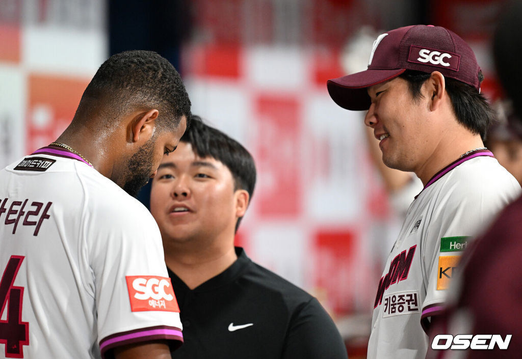 1일 오후 서울 고척스카이돔에서 2025 신한 SOL Bank KBO리그 키움 히어로즈와 두산 베어스의 경기가 열렸다.키움은 알칸타라, 두산은 최승용을 선발 투수로 내세웠다.6회초 수비를 마친 키움 알칸타라가 정찬헌 코치와 이야기를 나누고 있다. 2025.06.01 /sunday@osen.co.kr