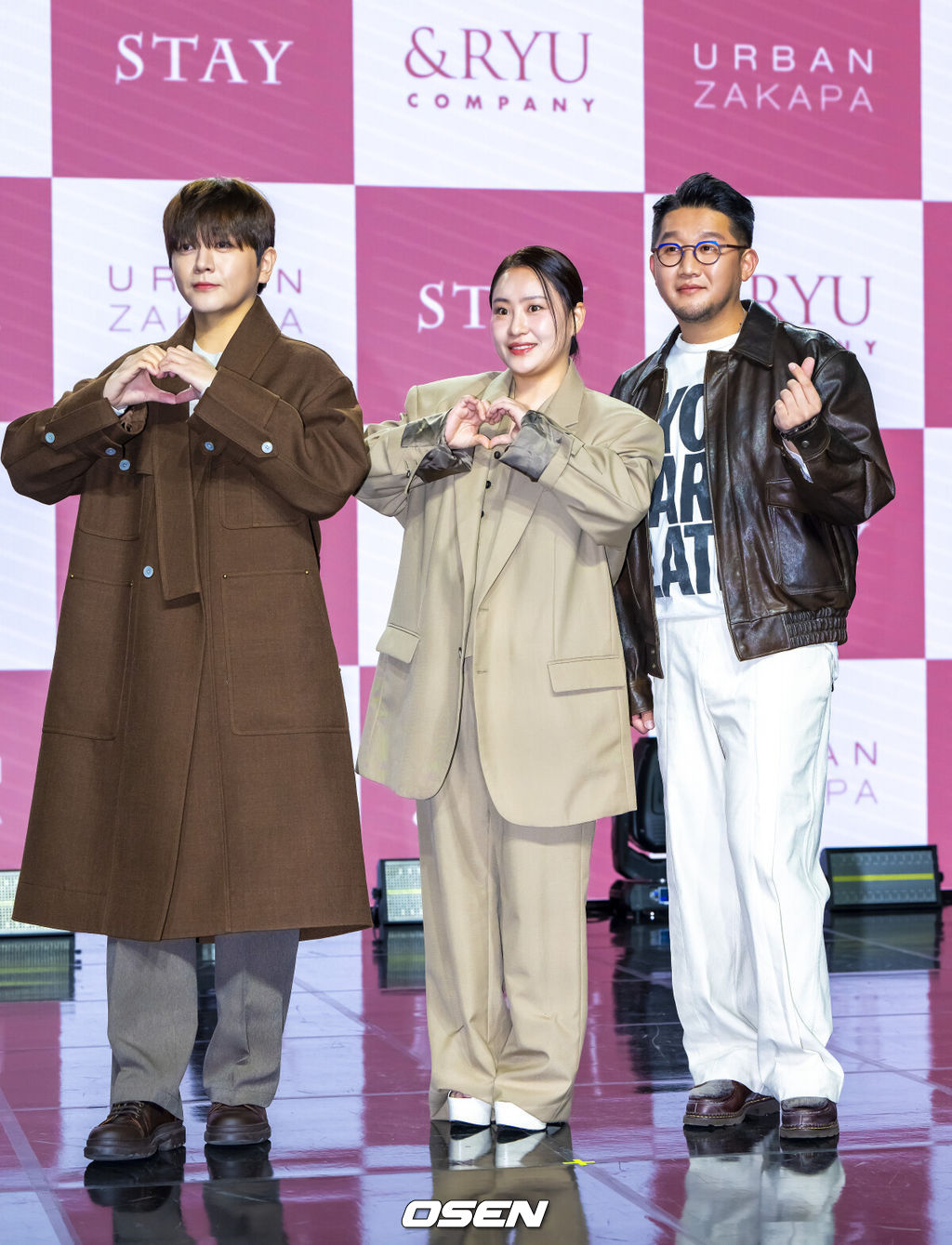 3일 오후 서울 일지아트홀에서 ‘어반자카파(URBAN ZAKAPA)’ EP앨범 ‘STAY’관련 음감회가 진행됐다.2021년 EP 앨범 이후 4년 만의 반가운 컴백이다. 이번 어반자카파의 ‘스테이’는 팝, 알앤비, 발라드, 모던록 등 다양한 장르를 정교하게 융합해 단순 여러 장르를 나열한 집합의 곡이 아니라 하나의 서사적 흐름을 지닌 작품의 곡으로 다채로운 장르를 녹여낸 팝음악을 선보일 예정이다. 어반자카파가 포즈를 취하고 있다.   2025.11.03 / soul1014@osen.co.kr