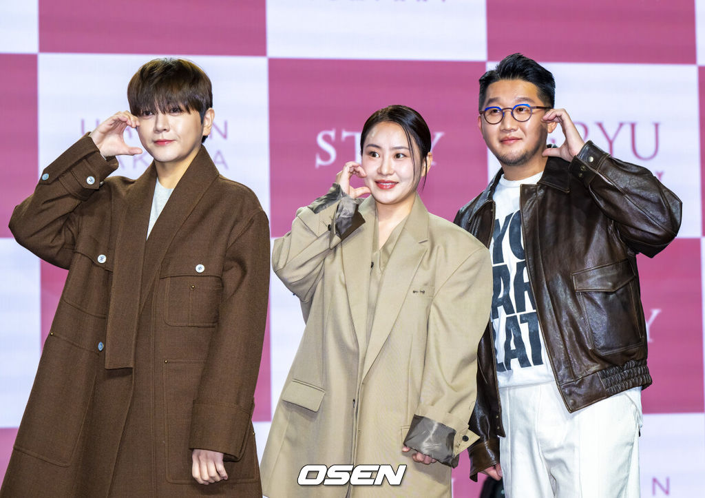 3일 오후 서울 일지아트홀에서 ‘어반자카파(URBAN ZAKAPA)’ EP앨범 ‘STAY’관련 음감회가 진행됐다.2021년 EP 앨범 이후 4년 만의 반가운 컴백이다. 이번 어반자카파의 ‘스테이’는 팝, 알앤비, 발라드, 모던록 등 다양한 장르를 정교하게 융합해 단순 여러 장르를 나열한 집합의 곡이 아니라 하나의 서사적 흐름을 지닌 작품의 곡으로 다채로운 장르를 녹여낸 팝음악을 선보일 예정이다. 어반자카파가 포즈를 취하고 있다. 2025.11.03 / soul1014@osen.co.kr