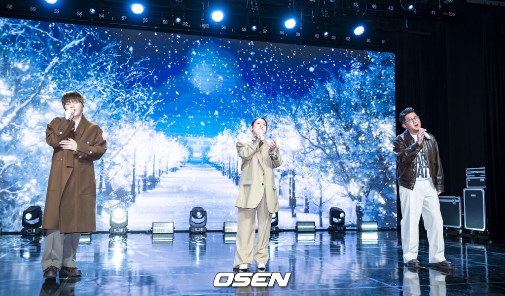 3일 오후 서울 일지아트홀에서 ‘어반자카파(URBAN ZAKAPA)’ EP앨범 ‘STAY’관련 음감회가 진행됐다.2021년 EP 앨범 이후 4년 만의 반가운 컴백이다. 이번 어반자카파의 ‘스테이’는 팝, 알앤비, 발라드, 모던록 등 다양한 장르를 정교하게 융합해 단순 여러 장르를 나열한 집합의 곡이 아니라 하나의 서사적 흐름을 지닌 작품의 곡으로 다채로운 장르를 녹여낸 팝음악을 선보일 예정이다. 어반자카파가 열창하고 있다. 2025.11.03 / soul1014@osen.co.kr