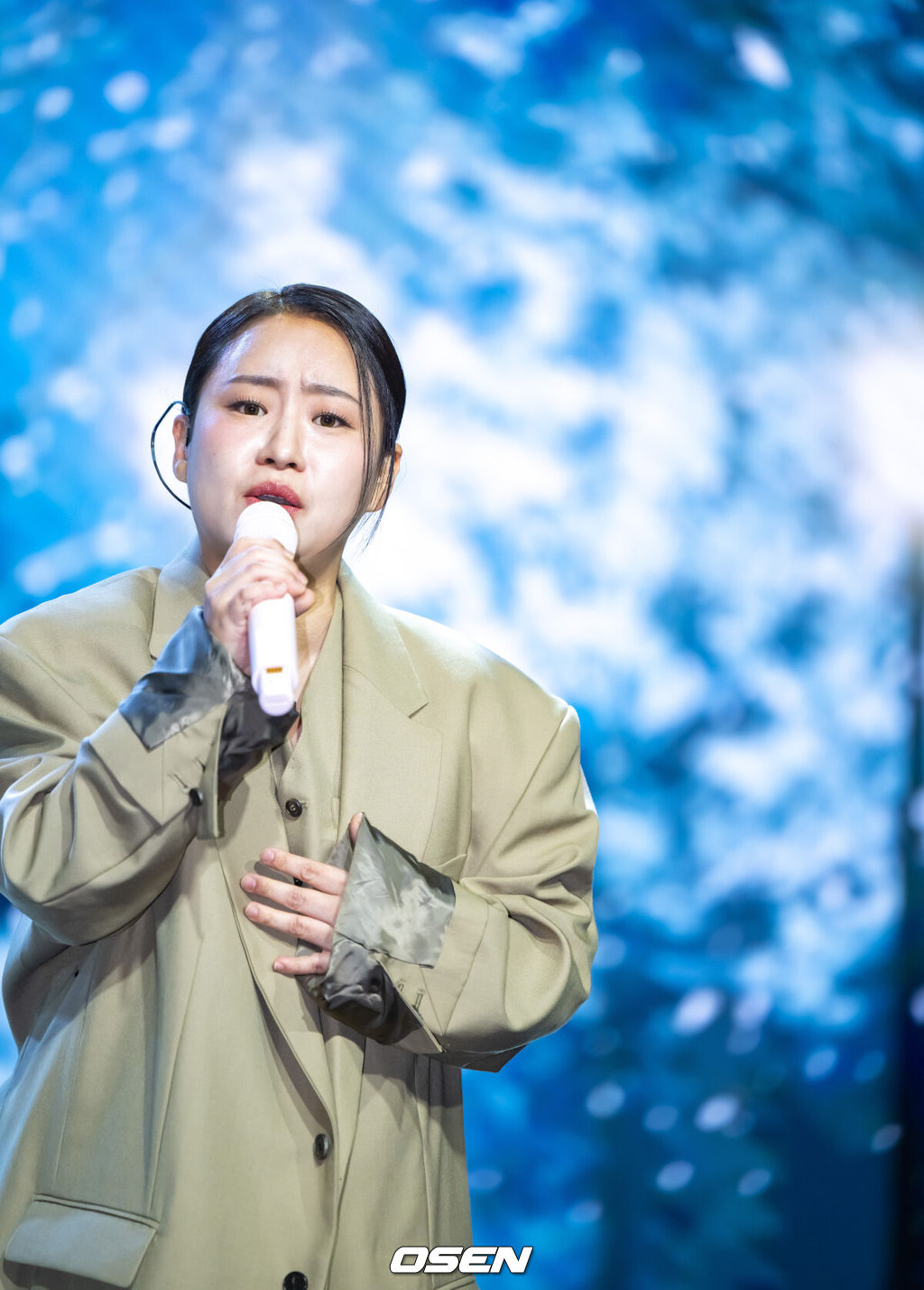 3일 오후 서울 일지아트홀에서 ‘어반자카파(URBAN ZAKAPA)’ EP앨범 ‘STAY’관련 음감회가 진행됐다.2021년 EP 앨범 이후 4년 만의 반가운 컴백이다. 이번 어반자카파의 ‘스테이’는 팝, 알앤비, 발라드, 모던록 등 다양한 장르를 정교하게 융합해 단순 여러 장르를 나열한 집합의 곡이 아니라 하나의 서사적 흐름을 지닌 작품의 곡으로 다채로운 장르를 녹여낸 팝음악을 선보일 예정이다. 어반자카파 조현아가 열창하고 있다. 2025.11.03 / soul1014@osen.co.kr