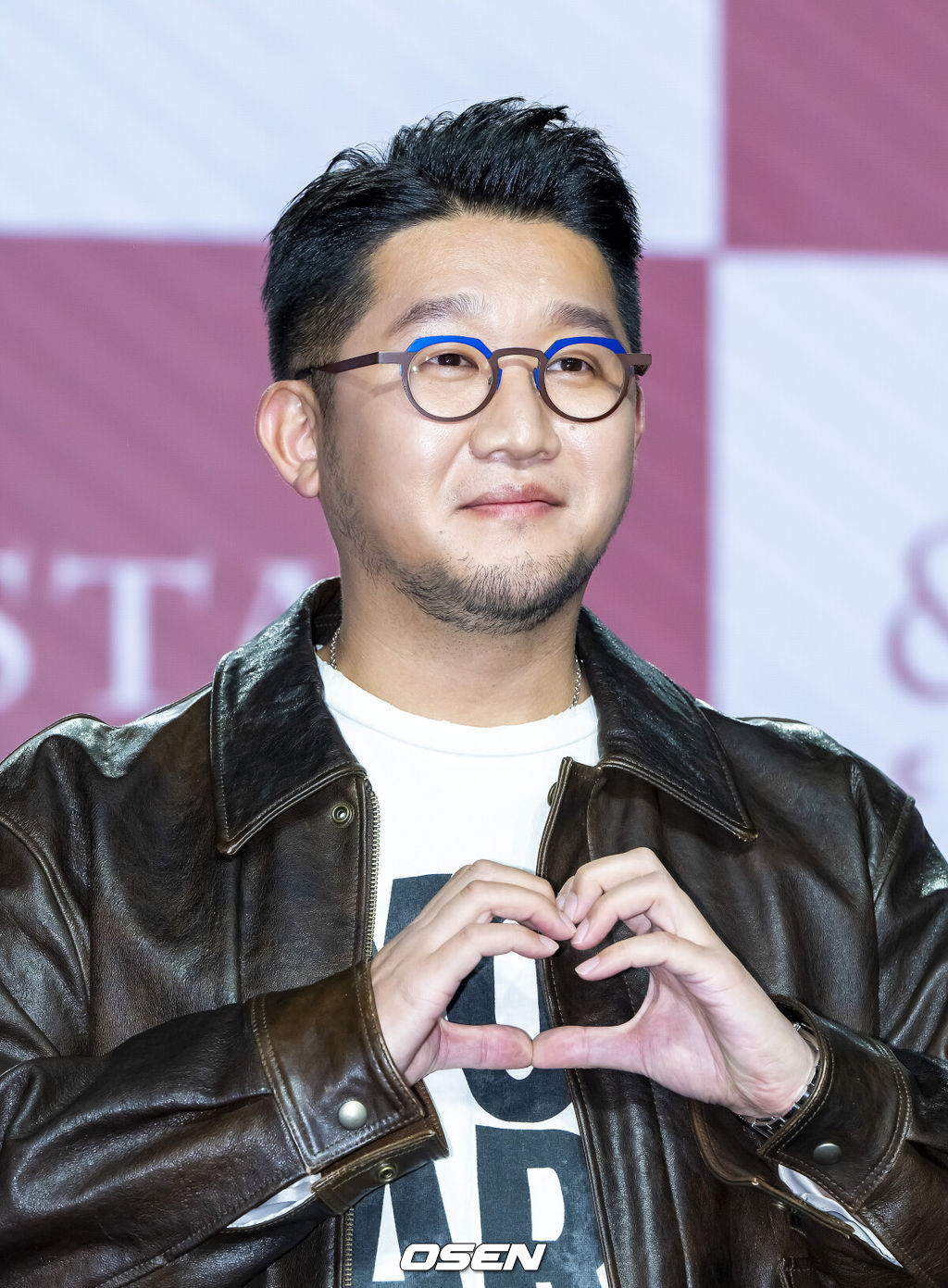 3일 오후 서울 일지아트홀에서 ‘어반자카파(URBAN ZAKAPA)’ EP앨범 ‘STAY’관련 음감회가 진행됐다.2021년 EP 앨범 이후 4년 만의 반가운 컴백이다. 이번 어반자카파의 ‘스테이’는 팝, 알앤비, 발라드, 모던록 등 다양한 장르를 정교하게 융합해 단순 여러 장르를 나열한 집합의 곡이 아니라 하나의 서사적 흐름을 지닌 작품의 곡으로 다채로운 장르를 녹여낸 팝음악을 선보일 예정이다. 어반자카파 박용인이 포즈를 취하고 있다. 2025.11.03 / soul1014@osen.co.kr