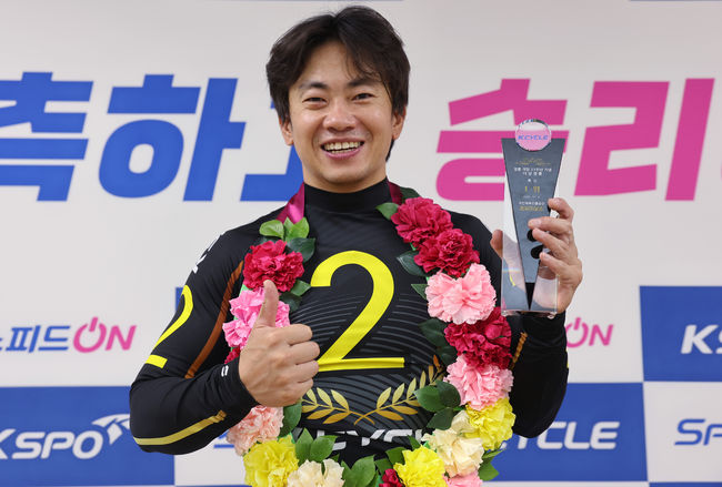 경륜 개장 31주년 기념 대상 경륜에서 우승을 차지한 정종진이 환하게 미소 짓고 있다.