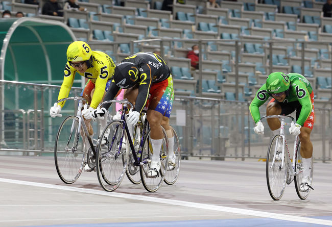 2번(검정색) 정종진이 5번(노란색) 임채빈보다 먼저 결승선을 통과하고 있다.