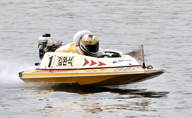 김완석이 가장 먼저 결승선을 향해 달려오고 있다.