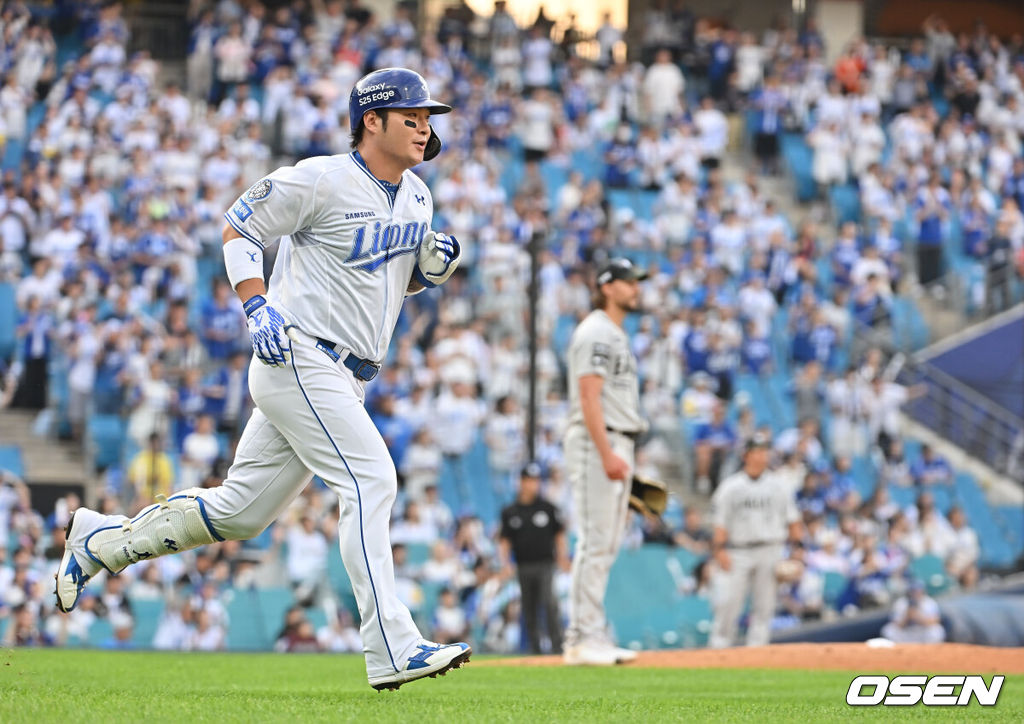 25일 대구삼성라이온즈파크에서 2025 신한 SOL 뱅크 KBO 리그 삼성 라이온즈와 한화 이글스의 경기가 열렸다. 홈팀 삼성은 후라도가, 방문팀 한화는 와이스가 선발 출전했다. 삼성 라이온즈 박병호가 3회말 좌중월 솔로 홈런을 치고 그라운드를 돌고 있다. 2025.06.25 / foto0307@osen.co.kr
