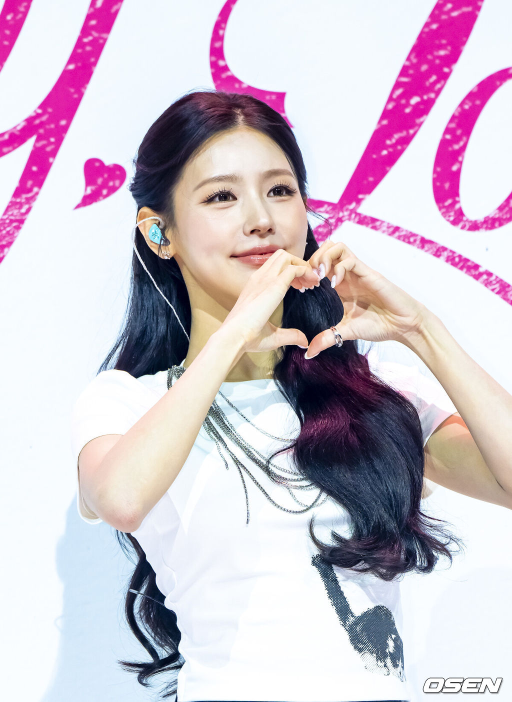 3일 오후 서울 블루스퀘어에서 ‘아이들 미연 미니 2집 'MY, Lover' 발매 기념 미디어 쇼케이스가 진행됐다.2022년 첫 미니 앨범 '마이(MY)' 이후 3년6개월 만에 발매하는 새 앨범이다.아이들 미연이 포즈를 취하고 있다.    2025.11.03 / soul1014@osen.co.kr