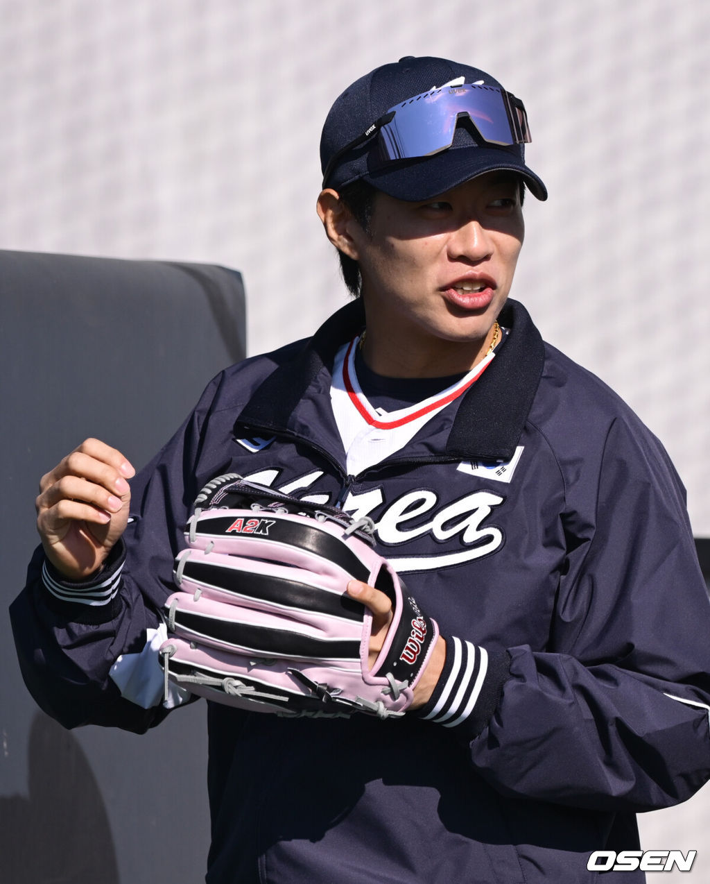 류지현 감독이 이끄는 야구 대표팀이 3일 고양국가대표야구훈련장에서 훈련을 진행했다.대표팀은 4일부터 서울 고척스카이돔으로 장소를 옮겨 12일 출국 전까지 훈련한다. 2025 NAVER K-BASEBALL SERIES는 오는 8일과 9일 고척스카이돔에서 열리는 체코 대표팀과의 2경기로 시작되며 15일과 16일 양일에 걸쳐 도쿄돔에서 일본 대표팀과의 2경기가 예정되어 있다. 야구 대표팀 송성문이 훈련을 위해 그라운드에 들어서고 있다. 2025.11.03 /cej@osen.co.kr