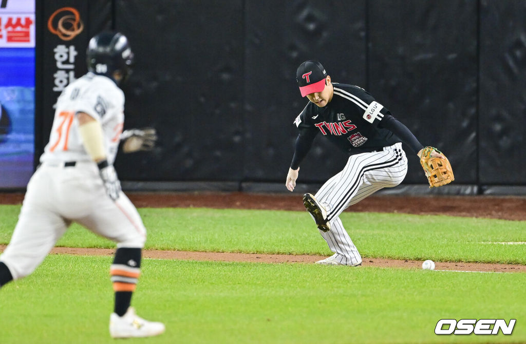 31일 대전 한화생명볼파크에서 2025 신한 SOL Bank KBO리그 포스트시즌 한국시리즈 5차전 한화 이글스와 LG 트윈스의 경기가 열렸다.이날 경기에 한화는 문동주를, LG는 톨허스트를 선발투수로 내세웠다. 3회말 무사 1,2루 한화 문현빈의 번트때 구본혁 3루수가 타구를 피하며 파울 만들고 있다.  2025.10.31 / soul1014@osen.co.kr