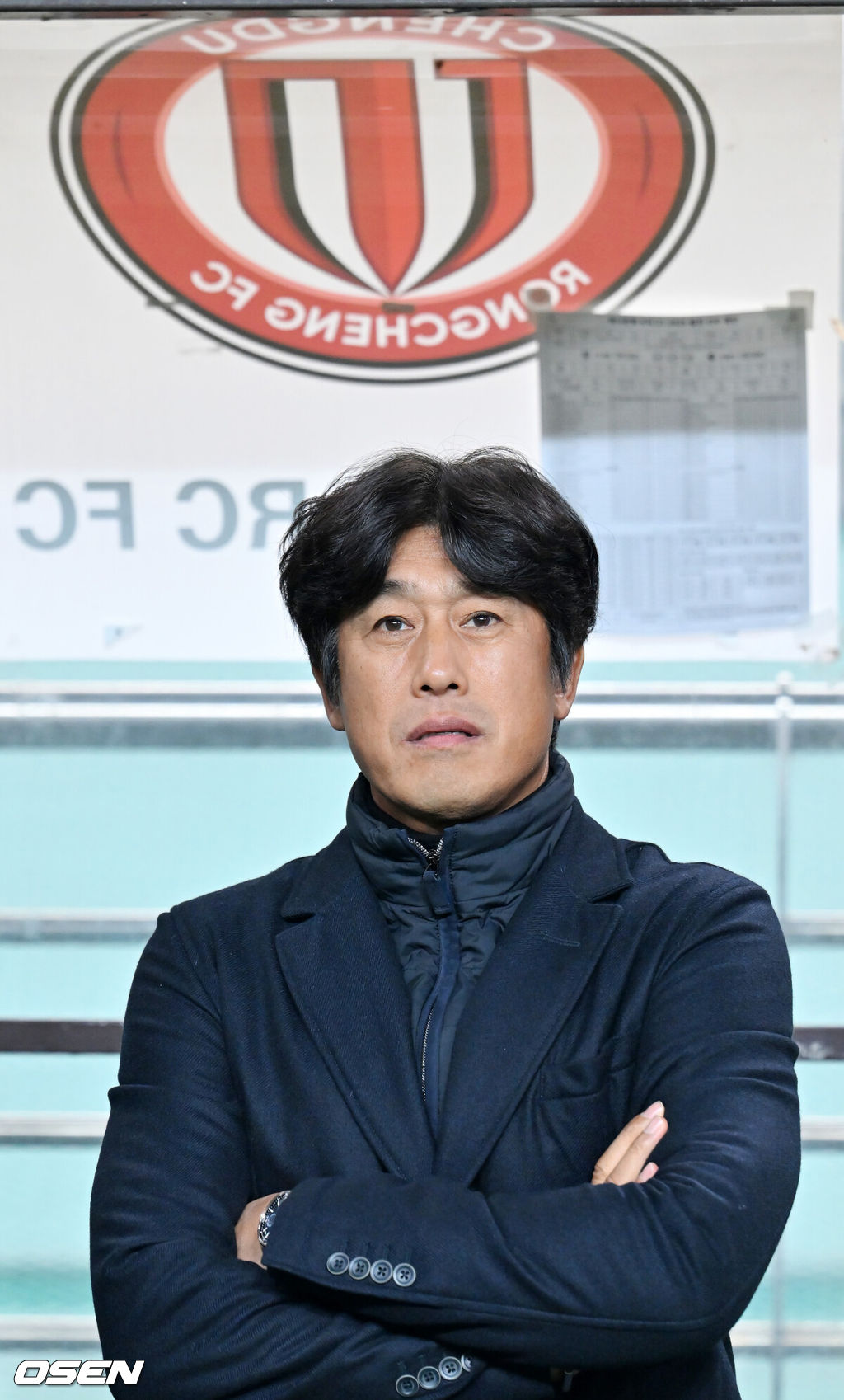 4일 오후 서울 상암동 서울월드컵경기장에서 '2025-2026 아시아축구연맹(AFC) 챔피언스리그 엘리트(ACLE) 리그' 스테이지 4차전 FC서울과 청두 룽청의 경기가 진행됐다.서울은 ACLE 앞선 3경기에서 1승 1무 1패를 거둬 12개 팀 중 6위에 올라가 있다.청두 서정원 감독이 그라운드를 바라보고 있. 2025.11.04 / rumi@osen.co.kr