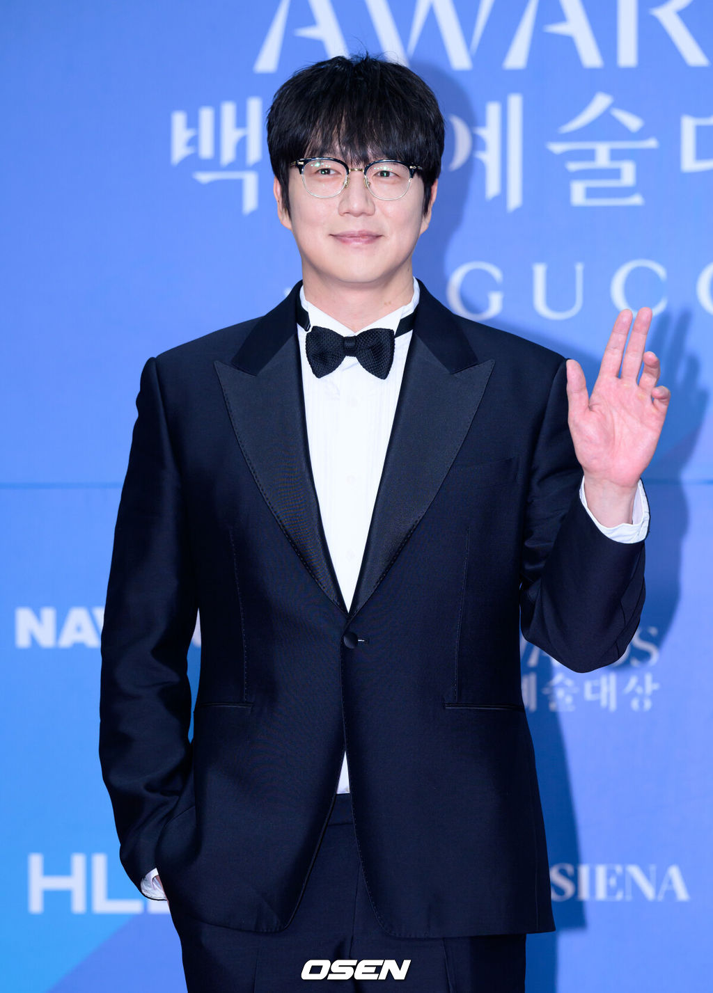 5일 오후 서울 강남구 코엑스 D홀에서 ‘제61회 백상예술대상 with 구찌’ 레드카펫 행사가 열렸다.방송·영화·연극을 아우르는 국내 유일무이 종합 예술 시상식 ‘제61회 백상예술대상 with 구찌’는 JTBC·JTBC2·JTBC4에서 동시 생중계, 프리즘·네이버TV·치지직에서 디지털 생중계된다.가수 성시경이 레드카펫을 밟고 있다. 2025.05.05 /sunday@osen.co.kr