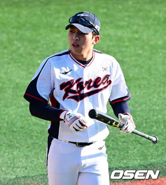 [OSEN=고양, 지형준 기자] 류지현 감독이 이끄는 야구대표팀이 2일 고양국가대표야구훈련장에서 소집, 첫 훈련을 진행했다.대표팀은 2일과 3일 고양국가대표야구훈련장에서 훈련을 진행하며, 4일부터는 서울 고척스카이돔으로 장소를 옮겨 12일 출국 전까지 훈련한다.2025 NAVER K-BASEBALL SERIES는 오는 8일과 9일 고척스카이돔에서 열리는 체코 대표팀과의 2경기로 시작되며 15일과 16일 양일에 걸쳐 도쿄돔에서 일본 대표팀과의 2경기가 예정되어 있다.  야구대표팀 김영웅이 타격 훈련을 하고 있다. 2025.11.02 /jpnews@osen.co.kr