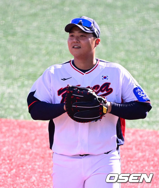 [OSEN=고양, 지형준 기자] 류지현 감독이 이끄는 야구대표팀이 2일 고양국가대표야구훈련장에서 소집, 첫 훈련을 진행했다.대표팀은 2일과 3일 고양국가대표야구훈련장에서 훈련을 진행하며, 4일부터는 서울 고척스카이돔으로 장소를 옮겨 12일 출국 전까지 훈련한다. 2025 NAVER K-BASEBALL SERIES는 오는 8일과 9일 고척스카이돔에서 열리는 체코 대표팀과의 2경기로 시작되며 15일과 16일 양일에 걸쳐 도쿄돔에서 일본 대표팀과의 2경기가 예정되어 있다.  야구대표팀 한동희가 수비 훈련을 하고 있다. 2025.11.02 /jpnews@osen.co.kr