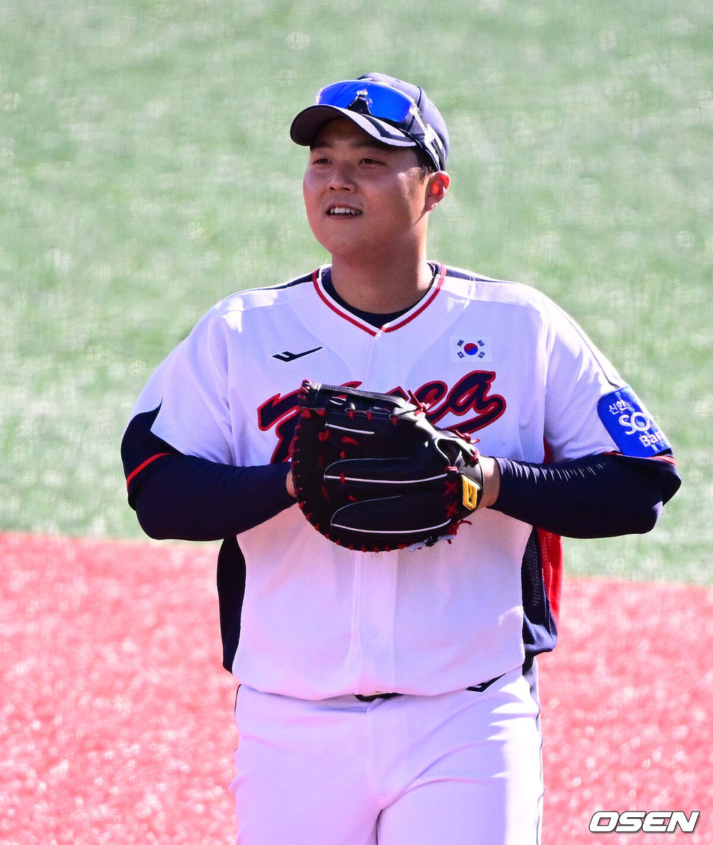 류지현 감독이 이끄는 야구대표팀이 2일 고양국가대표야구훈련장에서 소집, 첫 훈련을 진행했다.대표팀은 2일과 3일 고양국가대표야구훈련장에서 훈련을 진행하며, 4일부터는 서울 고척스카이돔으로 장소를 옮겨 12일 출국 전까지 훈련한다. 2025 NAVER K-BASEBALL SERIES는 오는 8일과 9일 고척스카이돔에서 열리는 체코 대표팀과의 2경기로 시작되며 15일과 16일 양일에 걸쳐 도쿄돔에서 일본 대표팀과의 2경기가 예정되어 있다.  야구대표팀 한동희가 수비 훈련을 하고 있다. 2025.11.02 /jpnews@osen.co.kr