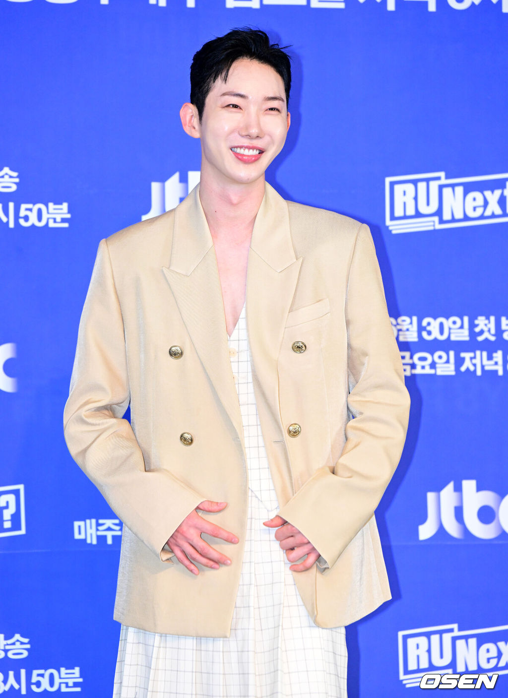 30일 오전 서울 마포구 스탠포드호텔코리아에서 JTBC ‘R U Next?(알 유 넥스트?)’ 제작발표회가 열렸다.‘R U Next?’는 하이브와 CJ ENM JV 레이블 빌리프랩의 차세대 글로벌 걸그룹 최종 멤버를 결정하는 프로그램이다. 참가자들은 체계적인 커리큘럼 안에서 트레이닝을 받고, 7개의 관문을 하나씩 통과하며 자신의 잠재력과 스타성을 증명한다. 지난 23일 글로벌 팬 커뮤니티 플랫폼 위버스와 모바일 금융 앱 토스에서 첫 번째 글로벌 투표가 시작됐다.조권이 포즈를 취하고 있다. 2023.06.30 /jpnews@osen.co.kr