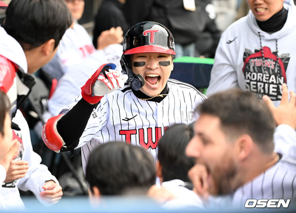 26일 오후 서울 잠실야구장에서 2025 신한 SOL Bank KBO리그 포스트시즌 한국시리즈 1차전 LG 트윈스와 한화 이글스의 경기가 열렸다.LG는 앤더스 톨허스트, 한화는 문동주를 선발 투수로 내세웠다.5회말 무사에서 LG 박해민이 우월 솔로 홈런을 치고 더그아웃에서 환호하고 있다. 2025.10.26 /sunday@osen.co.kr