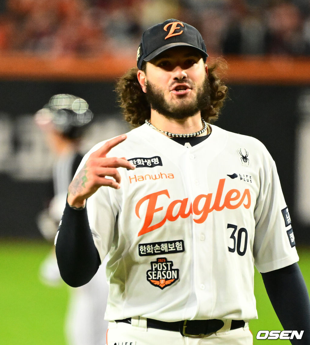 29일 대전시 중구 부사동 대전한화생명볼파크에서 2025 신한 SOL Bank KBO리그 포스트시즌 한국시리즈 3차전 한화 이글스와 LG 트윈스의 경기가 진행됐다.이날 경기에 한화는 폰세를, LG는 손주영을 선발투수로 내세웠다. 4회초 1사에서 한화 폰세가 LG 김현수에 역전 우중월 솔로포 허용하며 아쉬워하고 있다. 2025.10.29 /jpnews@osen.co.kr