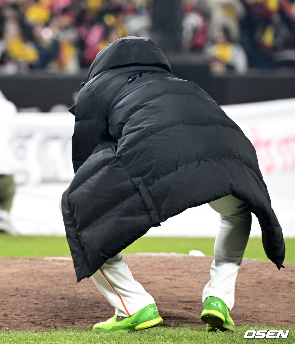 이변은 없었다. 2025시즌 우승팀은 무적 LG 트윈스다. 프로야구 LG 트윈스는 31일 대전 한화생명볼파크에서 열린 2025 신한 SOL뱅크 KBO 한국시리즈(7전 4선승제) 한화 이글스와의 5차전에서 4-1로 승리했다.정규시즌 1위 LG는 시리즈 전적 4승 1패로 통합우승 금자탑을 쌓았다. LG의 통합우승은 1990년, 1994년, 2023년에 이은 통산 4번째로, 염경엽 감독은 2023년 부임 후 3년 사이 팀을 두 차례나 정상에 올려놓는 위대한 업적을 달성했다. 2023년 1위, 2024년 3위, 2025년 1위로 KBO리그에 트윈스 왕조 시대를 활짝 열었다. 반면 2위 한화는 플레이오프를 거쳐 2006년 이후 19년 만에 한국시리즈 무대를 밟았지만, LG의 벽을 넘지 못하며 1999년 이후 26년 만에 통산 두 번째 우승이 무산됐다. 경기 종료 후 한화 폰세가 마운드 흙을 가져가고 있다. 2025.10.31 /sunday@osen.co.kr