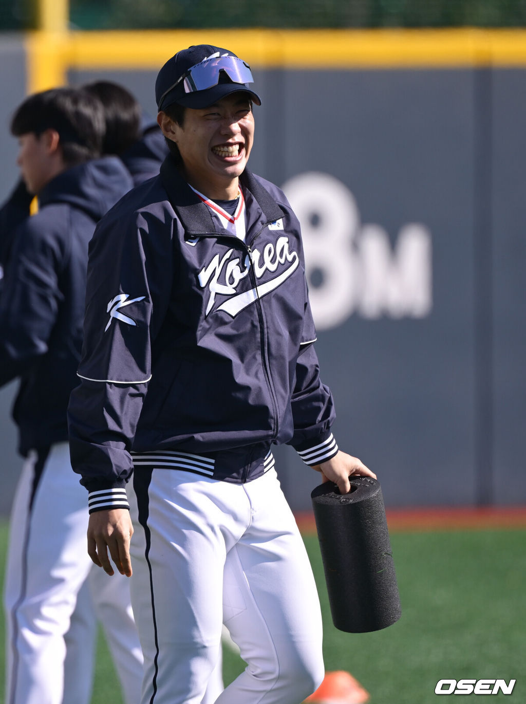 류지현 감독이 이끄는 야구 대표팀이 3일 고양국가대표야구훈련장에서 훈련을 진행했다.대표팀은 4일부터 서울 고척스카이돔으로 장소를 옮겨 12일 출국 전까지 훈련한다. 2025 NAVER K-BASEBALL SERIES는 오는 8일과 9일 고척스카이돔에서 열리는 체코 대표팀과의 2경기로 시작되며 15일과 16일 양일에 걸쳐 도쿄돔에서 일본 대표팀과의 2경기가 예정되어 있다. 야구 대표팀 송성문이 훈련을 위해 그라운드에 들어서고 있다. 2025.11.03 /cej@osen.co.kr