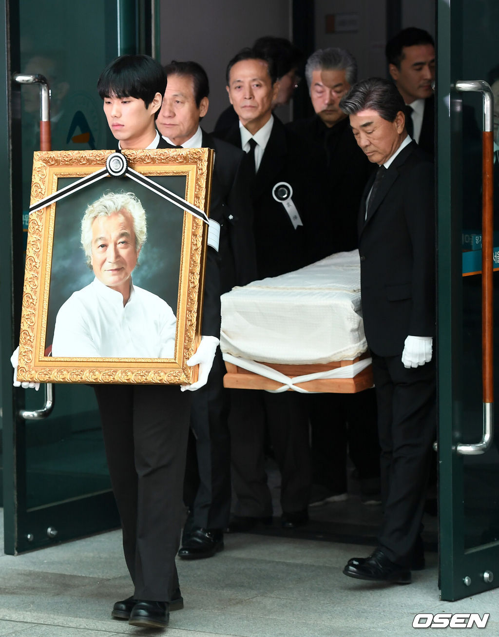 배우 故 신성일(81)의 발인식이 6일 오전 서울 송파구 풍납동 서울아산병원 장례식장에서 진행됐다. 故 신성일의 발인식이 영화인장으로 엄숙하게 거행되고 있다. / rumi@osen.co.kr