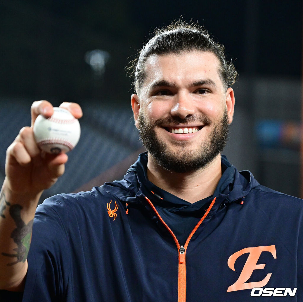 프로야구 한화 이글스 투수 코디 폰세가 KBO리그 역대 단일 시즌 최다 228탈삼진 신기록을 세웠다. 불펜 난조로 폰세의 승리는 날아갔지만 경기는 한화가 끝내기로 이겼다. 한화는 3일 대전 한화생명볼파크에서 치러진 2025 신한 SOL Bank KBO리그 NC 다이노스와의 홈경기를 6-5 끝내기 승리로 장식했다.폰세가 6이닝 8탈삼진 3실점으로 막고 KBO리그 역대 단일 시즌 최다 228탈삼진 기록을 세운 가운데 연장 10회말 황영묵의 끝내기가 터졌다. 이번 시즌 228탈삼진 기록을 세운 한화 코디 폰세가 기념구를 들고 포즈를 취하고 있다. 2025.09.03 / dreamer@osen.co.kr