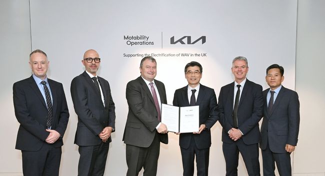 왼쪽부터 모타빌리티 제임스 혼(James Horne) 상무, 다미안 오톤(Damian Oton) CCO, 앤드류 밀러(Andrew Miller) CEO, 기아 송호성 사장, 폴 필포트(Paul Philpott) 기아 영국법인장, 김상대 PBV비즈니스사업부장이 기념 촬영을 하고 있다.