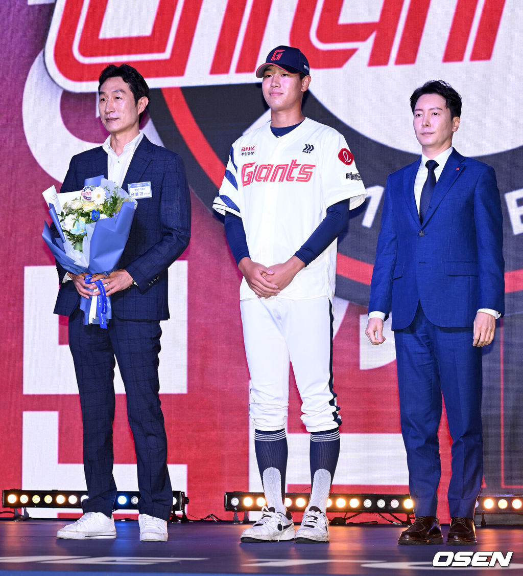 17일 오후 7일 오후 서울 롯데호텔 월드에서 ‘2026 KBO 신인 드래프트’가 열렸다.이번 드래프트는 전면 드래프트 방식으로 총 11라운드에 걸쳐 진행된다. 대상자는 총 1천261명으로, 고등학교 졸업 예정자 930명, 대학교 졸업 예정자 216명, 얼리 드래프트 신청자 51명, 해외 아마추어·프로 출신 선수 19명이다. 이 중 최대 110명이 KBO 10개 구단의 부름을 받게 된다.롯데에 지명된 동산고 신동건이 기념촬영을 하고 있다. 2025.09.17 /sunday@osen.co.kr