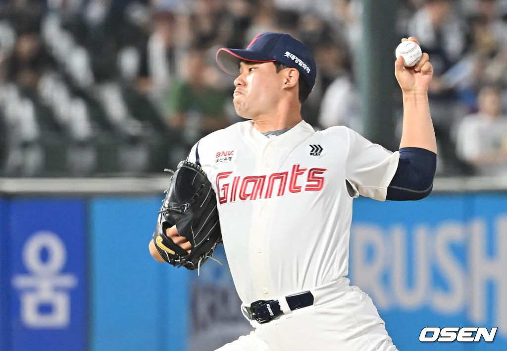 8일 부산 사직야구장에서 2025 신한 SOL 뱅크 KBO 리그 롯데 자이언츠와 두산 베어스의 경기가 열렸다. 홈팀 롯데는 홍민기가, 방문팀 두산은 최민석이 선발 출전했다.롯데 자이언츠 김진욱이 역투하고 있다. 2025.07.08 / foto0307@osen.co.kr