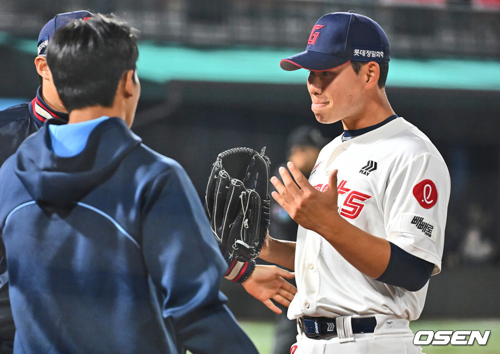8일 부산 사직야구장에서 2025 신한 SOL 뱅크 KBO 리그 롯데 자이언츠와 KIA 타이거즈의 경기가 열렸다. 홈팀 롯데는 김진욱이, 방문팀 KIA는 김도현이 선발로 출전했다.롯데 자이언츠 선발 투수 김진욱이 6회초 1사 만루 실점위기서 교체된 후 아쉬워하고 있다. 2025.04.08 / foto0307@osen.co.kr