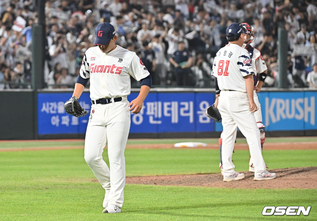 8일 부산 사직야구장에서 2025 신한 SOL 뱅크 KBO 리그 롯데 자이언츠와 두산 베어스의 경기가 열렸다. 홈팀 롯데는 홍민기가, 방문팀 두산은 최민석이 선발 출전했다.롯데 자이언츠 김진욱이 8회초 무사 1루 두산 베어스 케이브에게 우월 동점 2점 홈런을 맞고 교체되고 있다. 2025.07.08 / foto0307@osen.co.kr