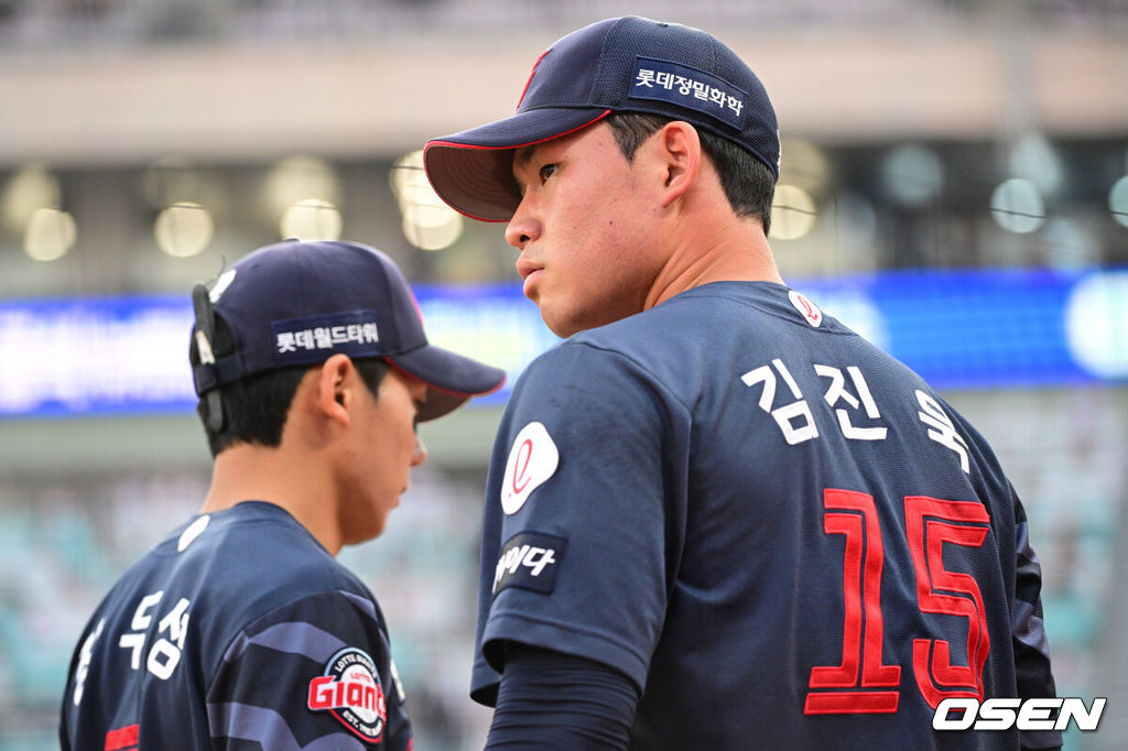 12일 오후 수원 KT위즈파크에서 ‘2025 신한 SOL Bank KBO리그’ KT 위즈와 롯데 자이언츠의 경기가 열렸다.이날 홈팀 KT의 선발투수는 소형준, 방문팀 롯데는 김진욱이 나선다.2회말 이닝을 마친 롯데 선발 김진욱이 야수진을 맞이하고 있다. 2025.06.12 /cej@osen.co.kr