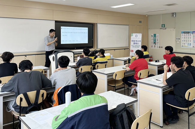 우석대 대학일자리 본부가 고용노동부 주관의 ‘고교생 맞춤형 고용서비스(이하 고맞고) 사업’을 통해 지역 특성화고등학교 학생 10명을 공기업에 최종 합격시키며, 맞춤형 취업 교육의 선도 모델로 자리매김했다. / 우석대
