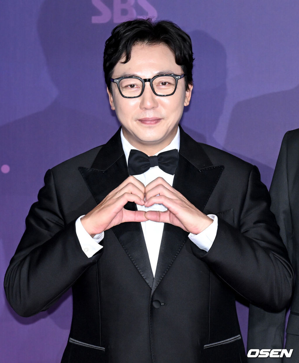 2023 SBS 연예대상 포토월 행사가 30일 서울 마포구 상암 SBS 프리즘타워에서 열렸다.방송인 탁재훈이 레드카펫을 밟으며 포즈를 취하고 있다. 2023.12.30/cej@osen.co.kr