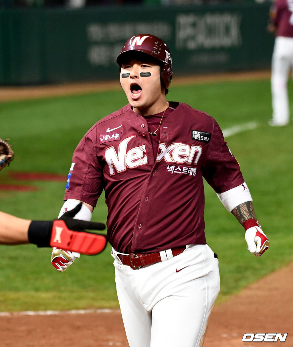 2일 오후 문학 SK 행복드림구장에서 열린 SK 와이번스와 넥센 히어로즈의 '2018 신한은행 MY CAR KBO 플레이오프' 5차전. 9회초 2사2루에서 넥센 박병호가 극적인 동점 투런포를 날리고 기뻐하고 있다./jpnews@osen.co.kr