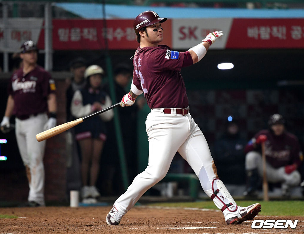 2일 오후 인천 SK행복드림구장에서 '2018 신한은행 MY CAR KBO리그 포스트시즌' 플레이오프 5차전 SK 와이번스와 넥센 히어로즈의 경기가 열렸다. 9회초 2사 2루 상황 넥센 박병호가 동점 우월 투런포를 날리고 있다. /dreamer@osen.co.kr
