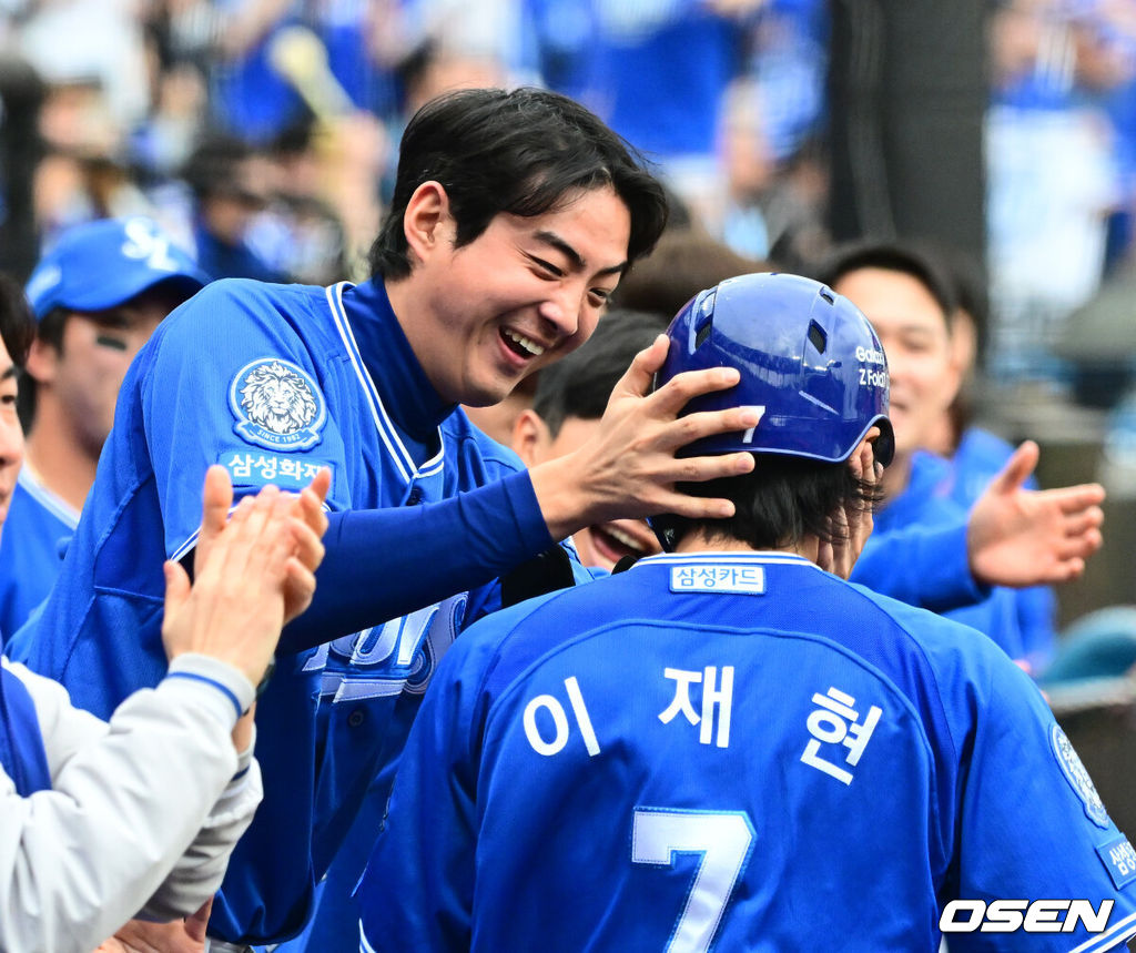 18일 오후 대전 한화생명볼파크에서 2025 신한 SOL Bank KBO리그 포스트시즌 플레이오프 1차전 한화 이글스와 삼성 라이온즈의 경기가 열렸다.한화는 폰세, 삼성은 가라비토를 선발 투수로 내세웠다.2회초 무사 3루에서 삼성 이재현이 강민호의 희생플라이에 홈을 밟으며 구자욱과 기뻐하고 있다. 2025.10.18 /jpnews@osen.co.kr