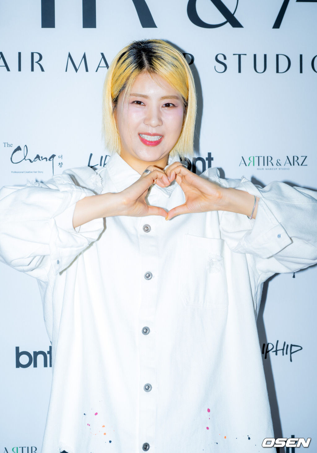 개그우먼 강유미가 22일 오후 서울 강남구 청담동의 한 카페에서 진행된 헤어 브랜드 오프닝 파티 포토콜 행사에 참여했다.이 자리에는 김준호 김지민 커플 및 방송인 현영, 강유미, 신지훈, 설혜원 등이 참석했다.개그우먼 강유미가 입장하며 포즈를 취하고 있다. 2025.04.22 / rumi@osen.co.kr