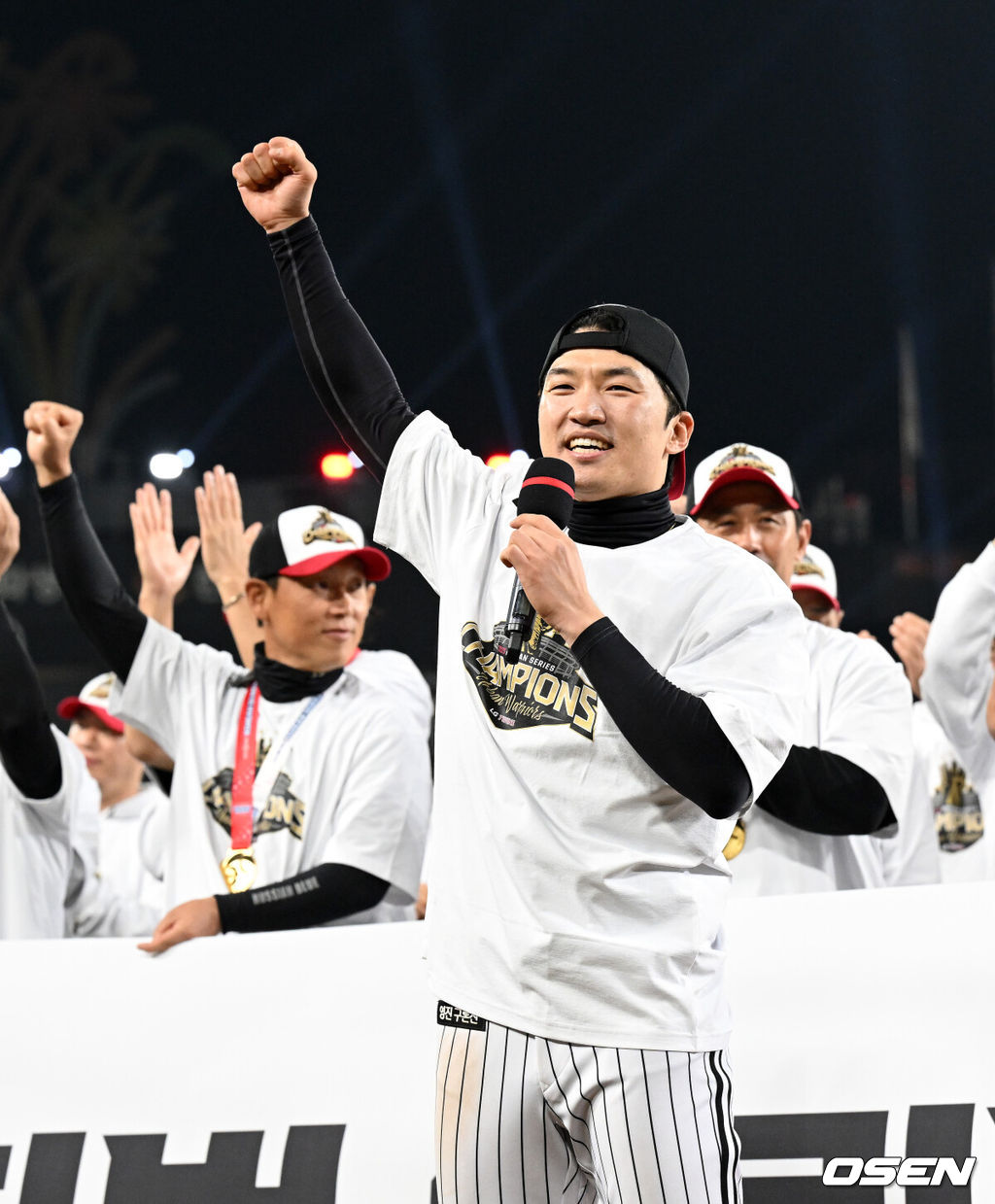 이변은 없었다. 2025시즌 우승팀은 무적 LG 트윈스다. 프로야구 LG 트윈스는 31일 대전 한화생명볼파크에서 열린 2025 신한 SOL뱅크 KBO 한국시리즈(7전 4선승제) 한화 이글스와의 5차전에서 4-1로 승리했다.정규시즌 1위 LG는 시리즈 전적 4승 1패로 통합우승 금자탑을 쌓았다. LG의 통합우승은 1990년, 1994년, 2023년에 이은 통산 4번째로, 염경엽 감독은 2023년 부임 후 3년 사이 팀을 두 차례나 정상에 올려놓는 위대한 업적을 달성했다. 2023년 1위, 2024년 3위, 2025년 1위로 KBO리그에 트윈스 왕조 시대를 활짝 열었다. 반면 2위 한화는 플레이오프를 거쳐 2006년 이후 19년 만에 한국시리즈 무대를 밟았지만, LG의 벽을 넘지 못하며 1999년 이후 26년 만에 통산 두 번째 우승이 무산됐다. LG 박해민이 환호하고 있다. 2025.10.31 /sunday@osen.co.kr