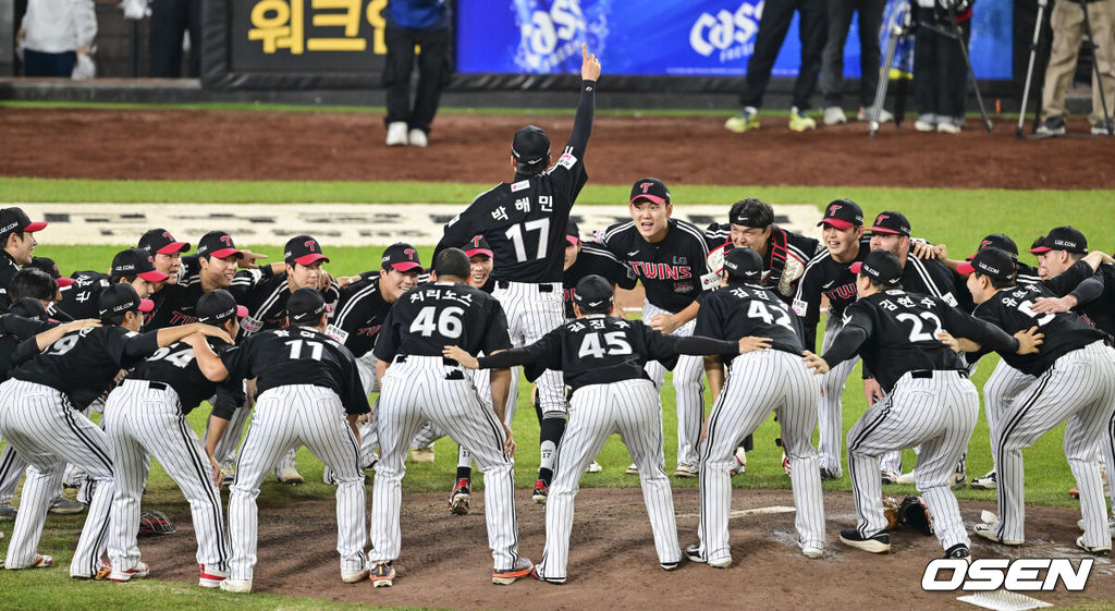 이변은 없었다. 2025시즌 우승팀은 무적 LG 트윈스다. 프로야구 LG 트윈스는 31일 대전 한화생명볼파크에서 열린 2025 신한 SOL뱅크 KBO 한국시리즈(7전 4선승제) 한화 이글스와의 5차전에서 4-1로 승리했다.통합우승 후 LG 선수들이 세리머니를 하고 있다.  2025.10.31 / soul1014@osen.co.kr