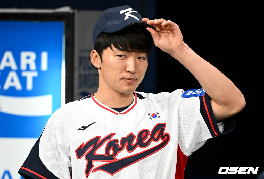 류지현 감독이 이끄는 야구 대표팀이 4일 고척스카이돔에서 훈련을 진행했다.대표팀은 오는 8일과 9일 고척스카이돔에서 열리는 2025 K-베이스볼 시리즈 체코 대표팀과의 2경기를 시작으로 15일과 16일 양일에 걸쳐 도쿄돔에서 일본 대표팀과 2경기를 치른다. 야구 대표팀 박해민이 훈련을 위해 그라운드에 들어서고 있다.  2025.11.04 /cej@osen.co.kr