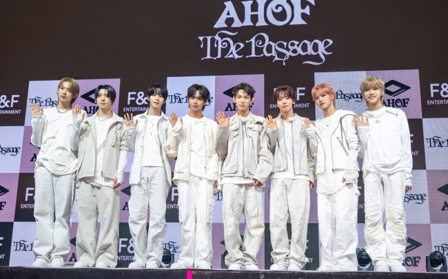 4일 서울 광장동 예스24 라이브홀에서 그룹 아홉(AHOF)의 두 번째 미니앨범 'The Passage(더 패시지)' 쇼케이스가 진행됐다.  아홉(스티븐, 서정우, 차웅기, 장슈아이보, 박한, 제이엘, 박주원, 즈언, 다이스케)의 이번 '더 패시지' 앨범은 타이틀곡 '피노키오는 거짓말을 싫어해'를 포함해 총 다섯 개의 곡이 수록됐다.  그룹 아홉이 포즈를 취하고 있다. 2025.11.04 / soul1014@osen.co.kr