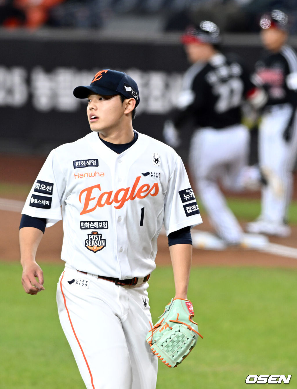 31일 대전 한화생명볼파크에서 2025 신한 SOL Bank KBO리그 포스트시즌 한국시리즈 5차전 한화 이글스와 LG 트윈스의 경기가 열렸다.이날 경기에 한화는 문동주를, LG는 톨허스트를 선발투수로 내세웠다. 1회초 1사 2루 문동주가 김현수에게 적시타를 맞고 아쉬워하고  있다.  2025.10.31/spjj@osen.co.kr