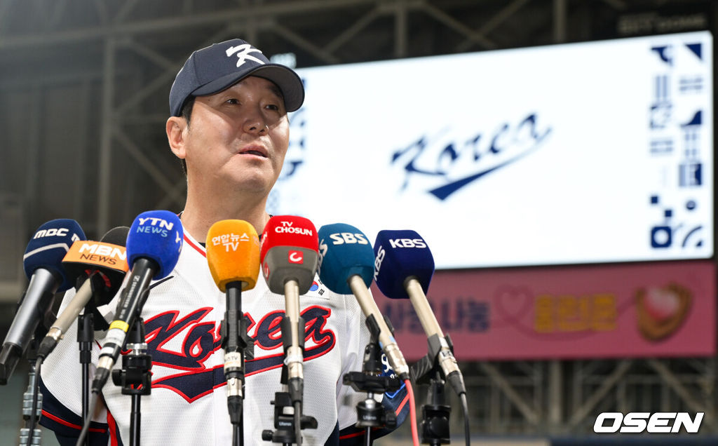 류지현 감독이 이끄는 야구 대표팀이 4일 고척스카이돔에서 훈련을 진행했다.대표팀은 오는 8일과 9일 고척스카이돔에서 열리는 2025 K-베이스볼 시리즈 체코 대표팀과의 2경기를 시작으로 15일과 16일 양일에 걸쳐 도쿄돔에서 일본 대표팀과 2경기를 치른다. 야구 대표팀 류지현 감독이 취재진과 인터뷰를 하고 있다. 2025.11.04 /cej@osen.co.kr