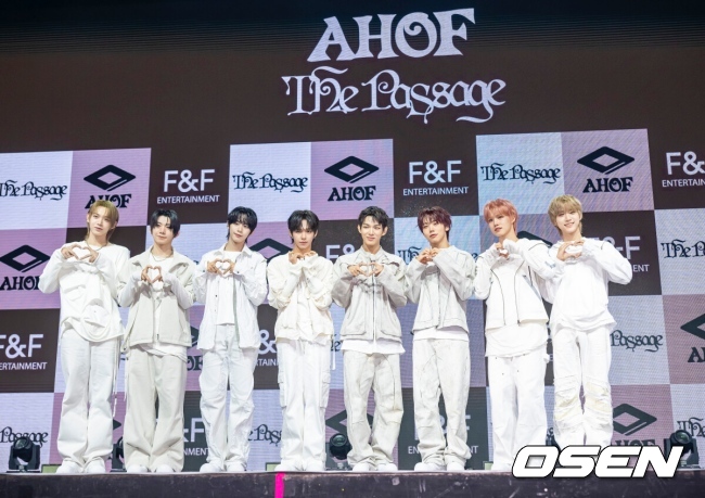 4일 서울 광장동 예스24 라이브홀에서 그룹 아홉(AHOF)의 두 번째 미니앨범 'The Passage(더 패시지)' 쇼케이스가 진행됐다.  아홉(스티븐, 서정우, 차웅기, 장슈아이보, 박한, 제이엘, 박주원, 즈언, 다이스케)의 이번 '더 패시지' 앨범은 타이틀곡 '피노키오는 거짓말을 싫어해'를 포함해 총 다섯 개의 곡이 수록됐다.  그룹 아홉이 포즈를 취하고 있다. 2025.11.04 / soul1014@osen.co.kr