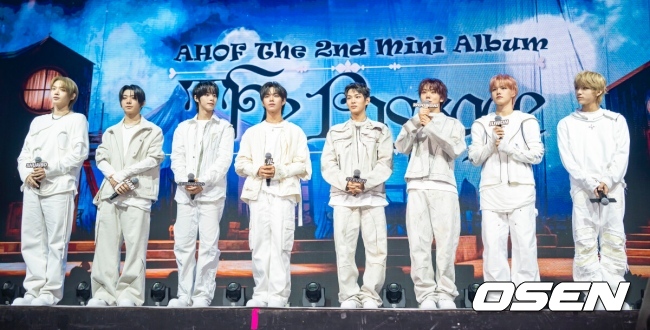 4일 서울 광장동 예스24 라이브홀에서 그룹 아홉(AHOF)의 두 번째 미니앨범 'The Passage(더 패시지)' 쇼케이스가 진행됐다.  아홉(스티븐, 서정우, 차웅기, 장슈아이보, 박한, 제이엘, 박주원, 즈언, 다이스케)의 이번 '더 패시지' 앨범은 타이틀곡 '피노키오는 거짓말을 싫어해'를 포함해 총 다섯 개의 곡이 수록됐다.  그룹 아홉이 포즈를 취하고 있다. 2025.11.04 / soul1014@osen.co.kr