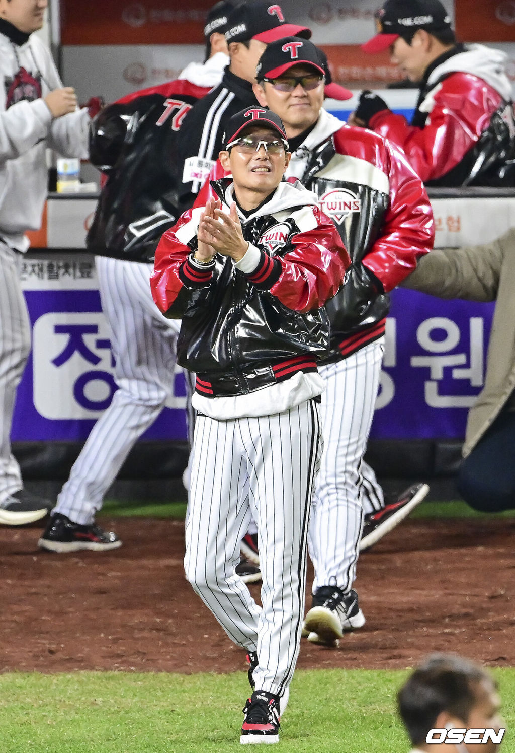 이변은 없었다. 2025시즌 우승팀은 무적 LG 트윈스다. 프로야구 LG 트윈스는 31일 대전 한화생명볼파크에서 열린 2025 신한 SOL뱅크 KBO 한국시리즈(7전 4선승제) 한화 이글스와의 5차전에서 4-1로 승리했다.통합우승 후 LG 염경엽 감독이 박수를 치며 선수들을 독려하고 있다 2025.10.31 / soul1014@osen.co.kr