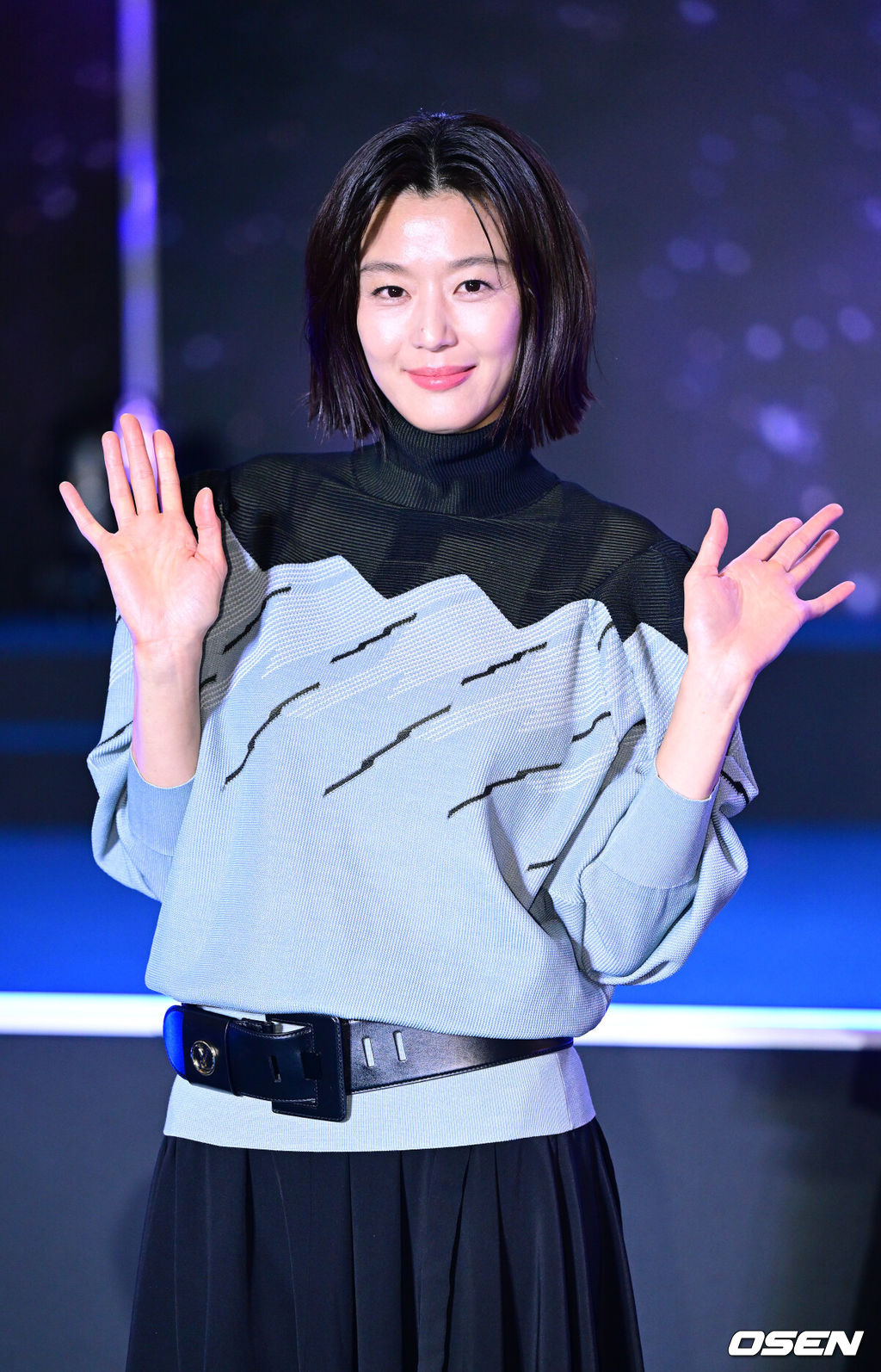 2일 서울 영등포 타임스퀘어 아트리움에서 디즈니+ 오리지널 시리즈 '북극성' 팬 쇼케이스가 열렸다.'북극성'은 유엔대사로서 국제적 명성을 쌓아온 '문주(전지현 분)'가 대통령 후보 피격 사건의 배후를 쫓는 가운데 그녀를 지켜야만 하는 국적불명의 특수요원 ‘산호(강동원 분)'와 함께 한반도를 위협하는 거대한 진실을 마주하는 이야기다.배우 전지현이 포즈를 취하고 있다. 2025.09.02 / dreamer@osen.co.kr